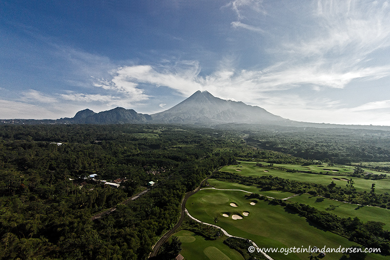 2. Aerial photo of Merapi from the south. (07:59) 