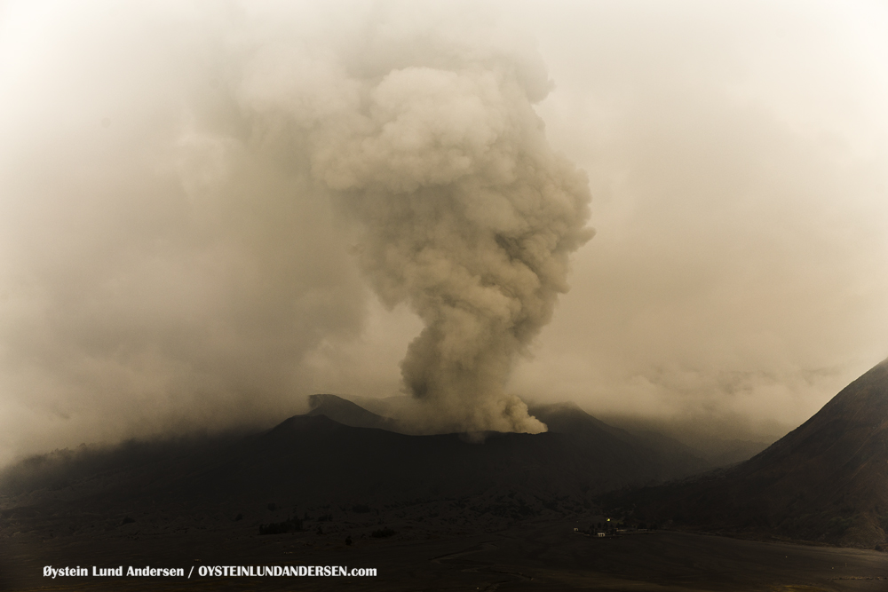 Bromo-Volcano-eruption-2015-13-december-(IMG_5484)