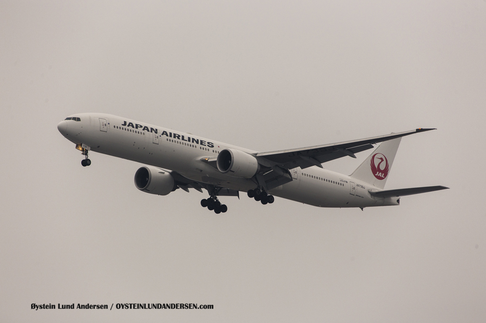 Japan Airlines Boeing 777-300 arriving from Tokyo (6 December 2015)