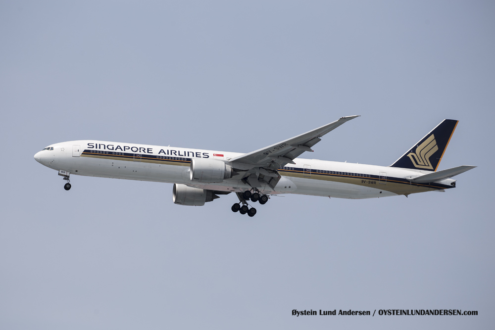 Singapore Airlines Boeing 777-300 (29 December 2015)