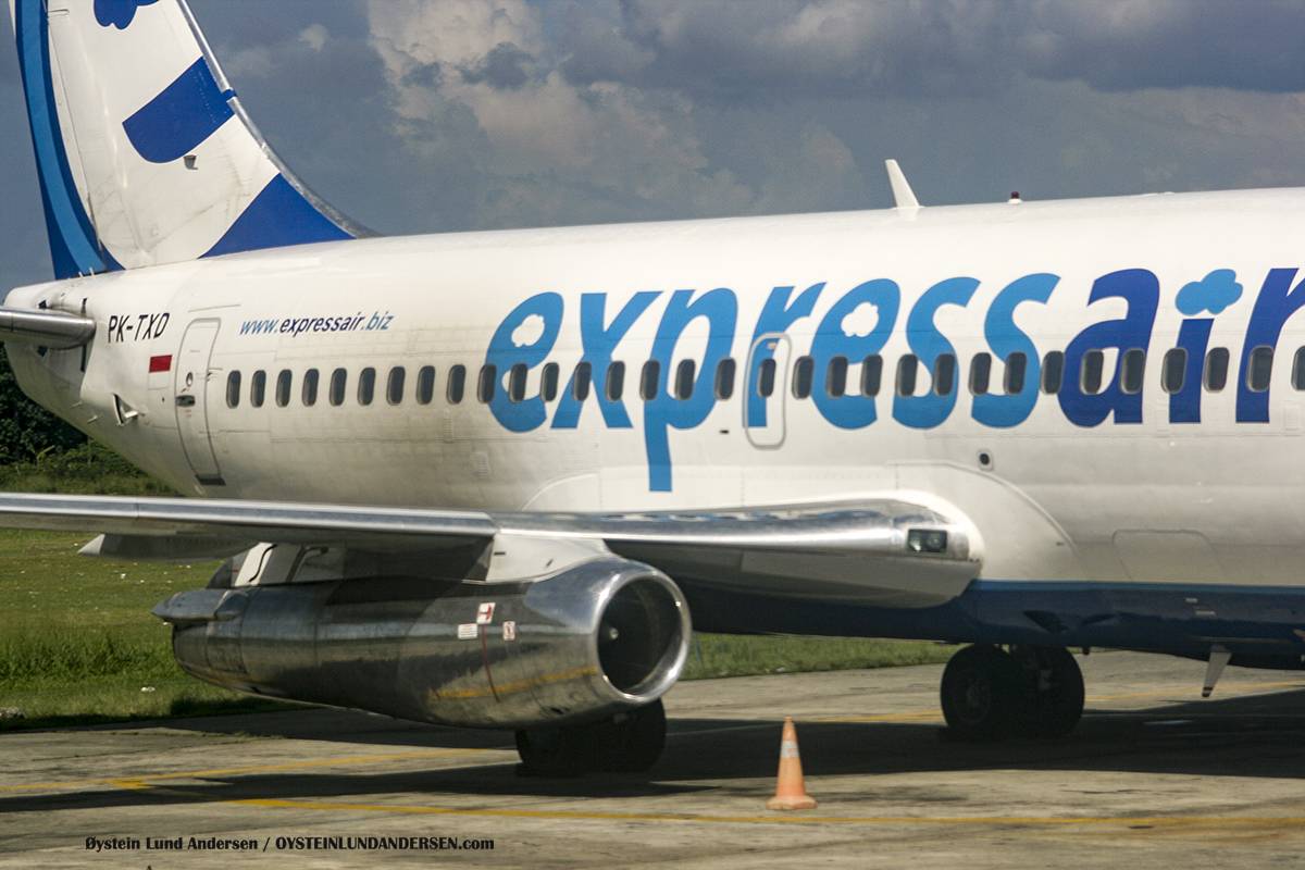 Express air 737-200 (PK-TXD) sentani airport jayapura spotting