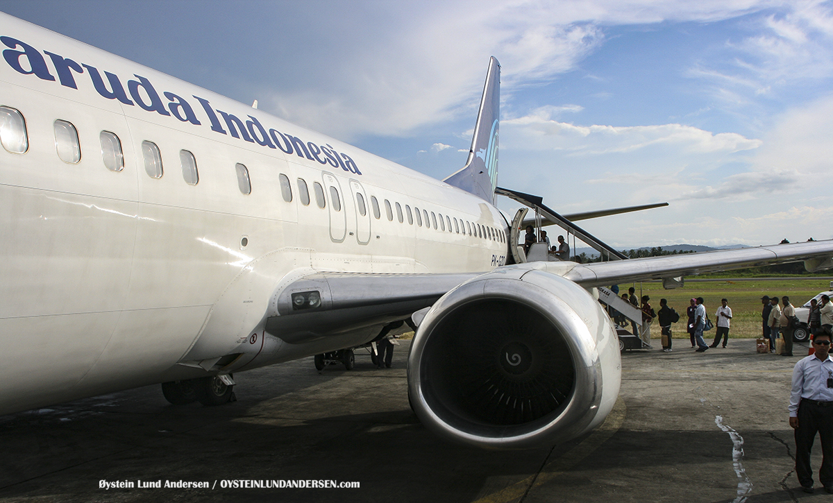 Boeing 737-400 Garuda sentani airport jayapura spotting PK-GZO