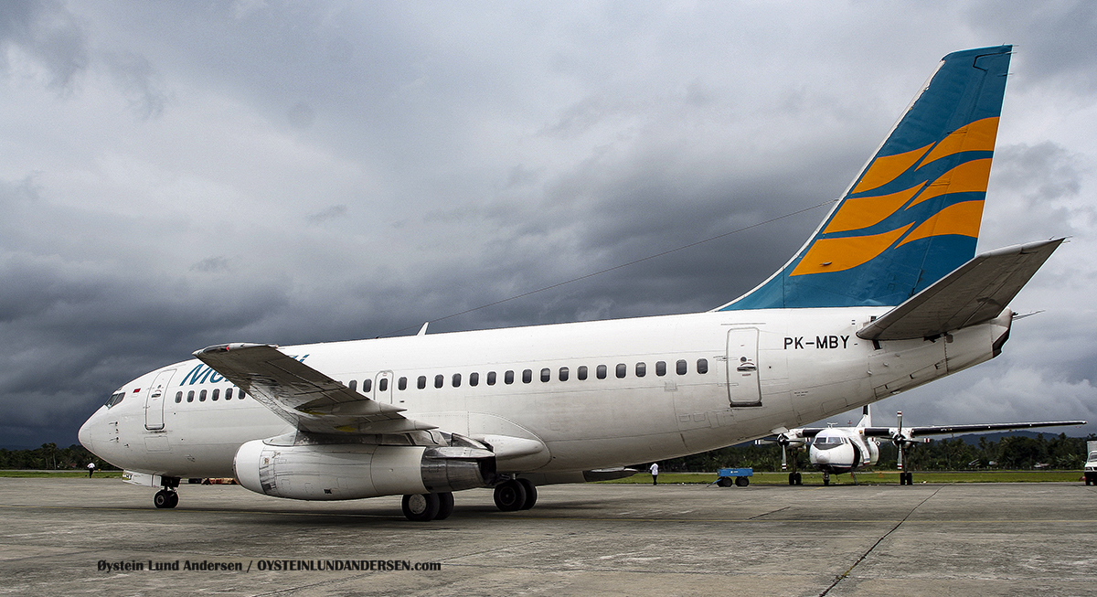Boeing 737-200 Merpati Sentani Airport Papua Spotting (PK-MBY) 