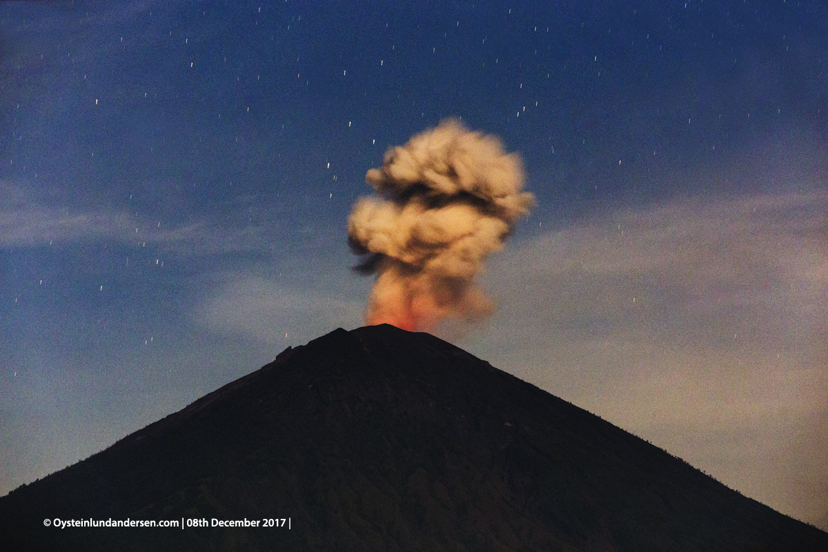 night malam Agung volcano Bali Indonesia December 2017