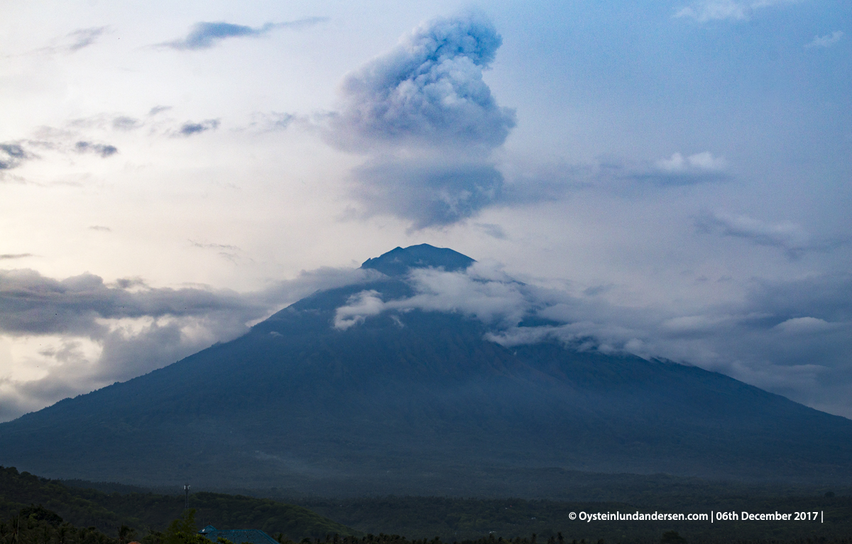 Agung volcano Bali Indonesia December 2017 eruption ash