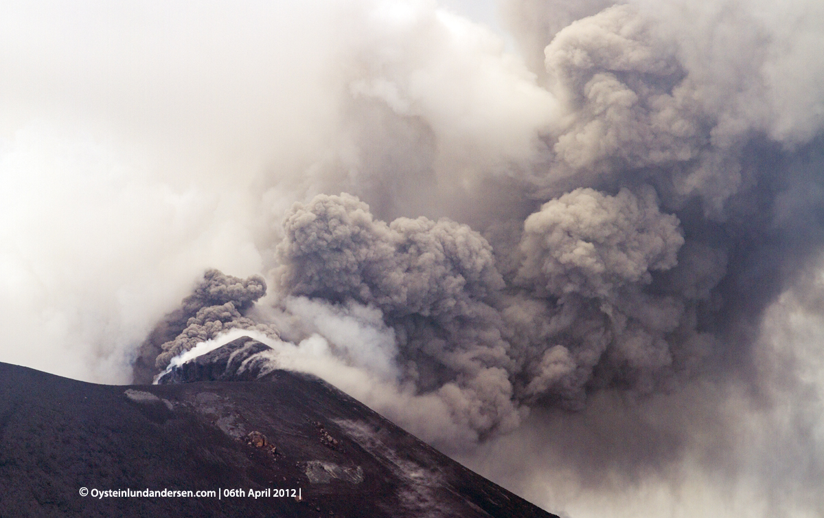 Krakatau volcano indonesia eruption April 2012 anak-krakatau